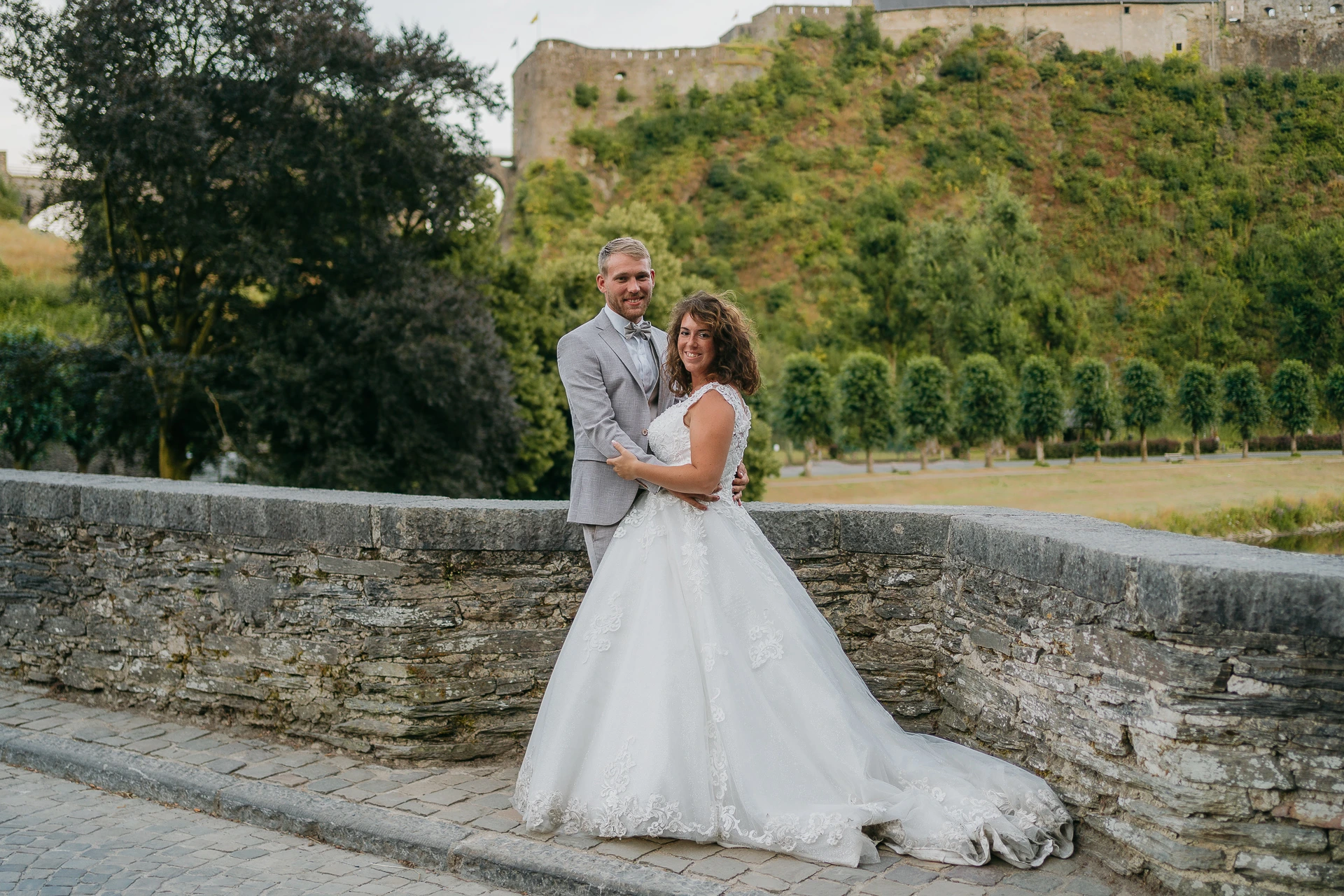 Couple de mariés en extérieur