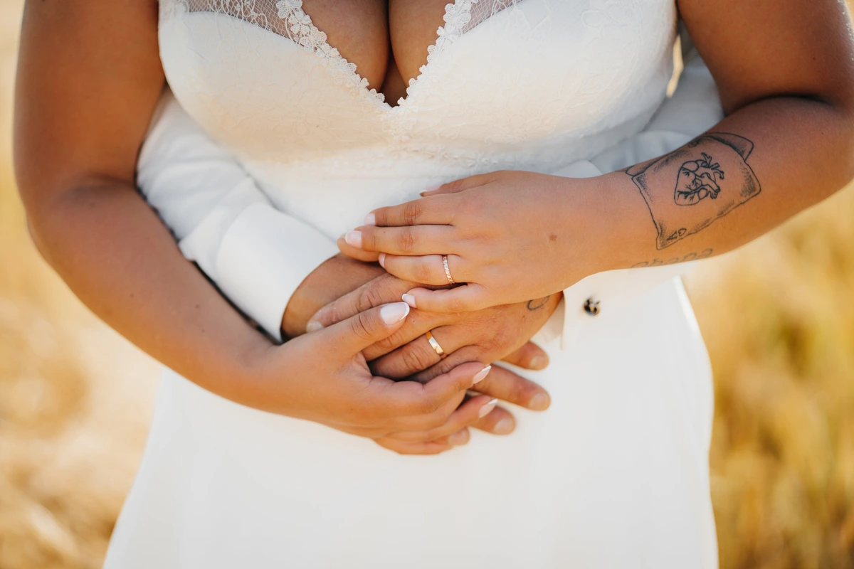Photographie de mariage : maries champ
