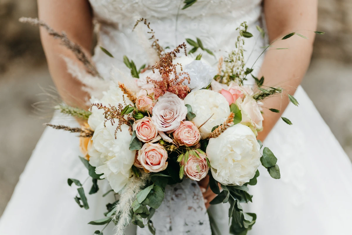 Photographie de mariage : mariee bouquet