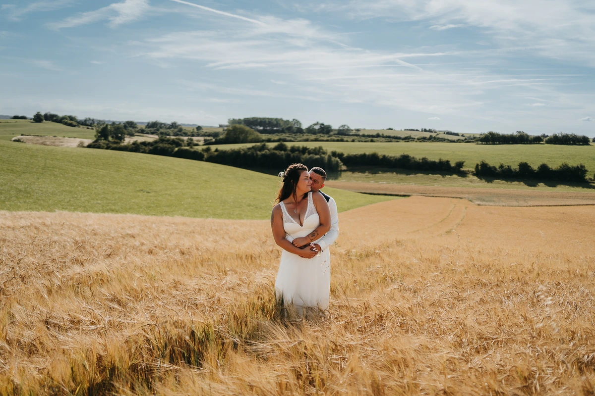Photographie de mariage : maries champ ble