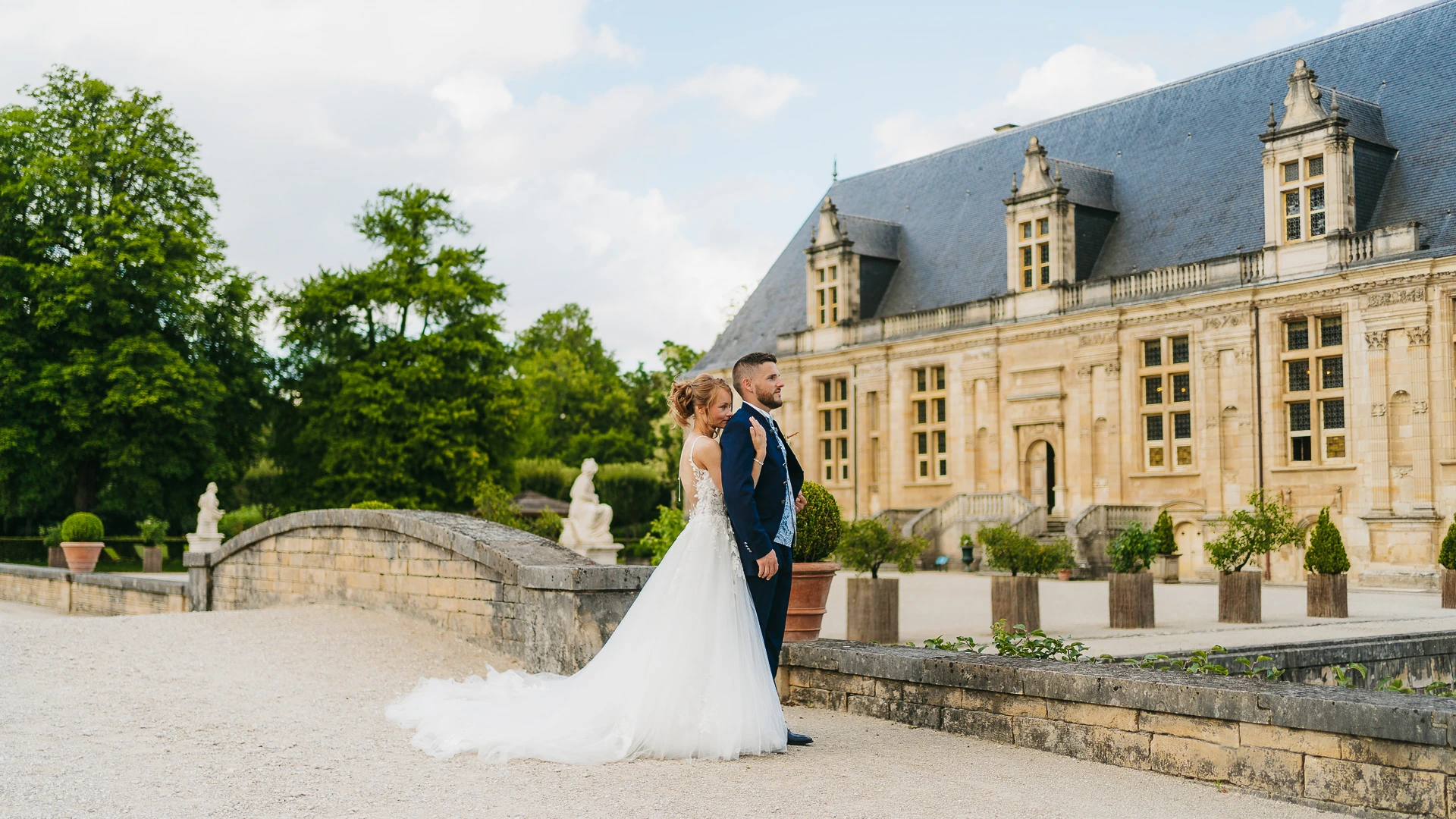 Mariés en tenue lors d'une cérémonie de mariage dans les Ardennes