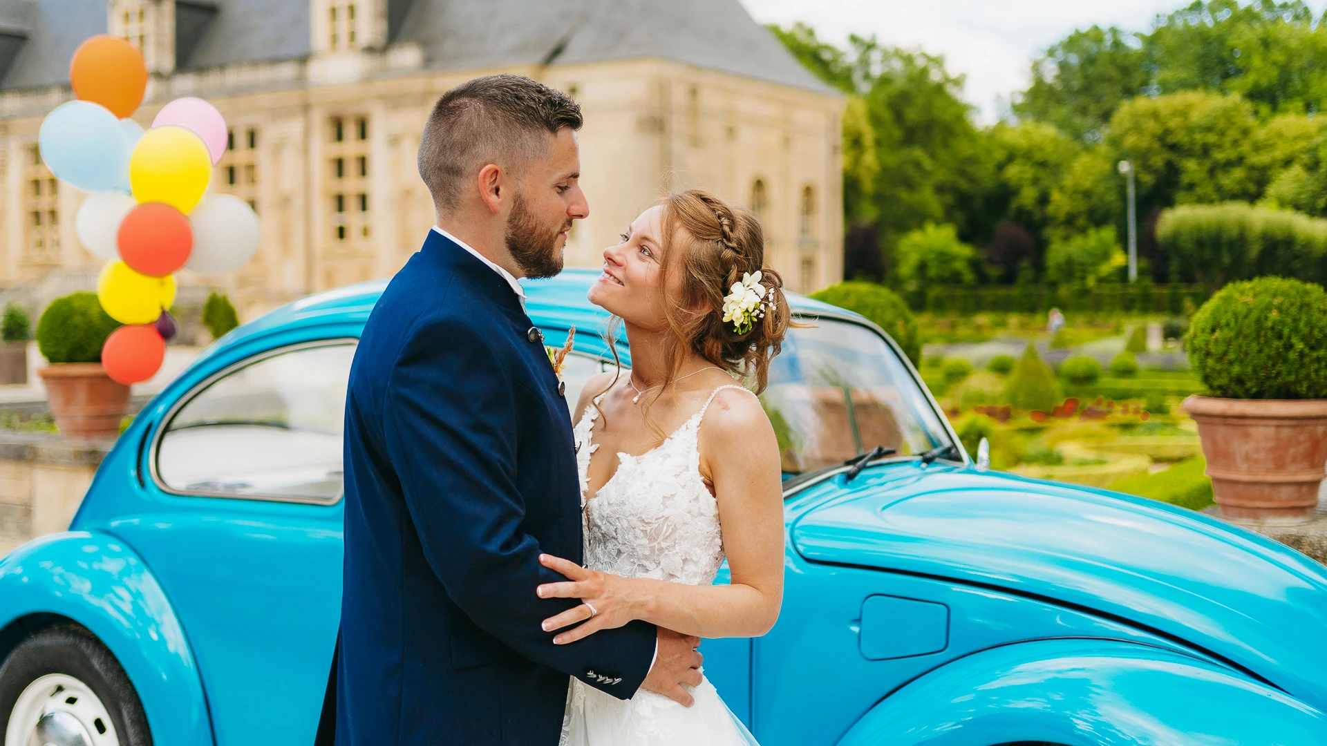 Couple de mariés entourés de leurs invités lors d'un mariage en Ardennes