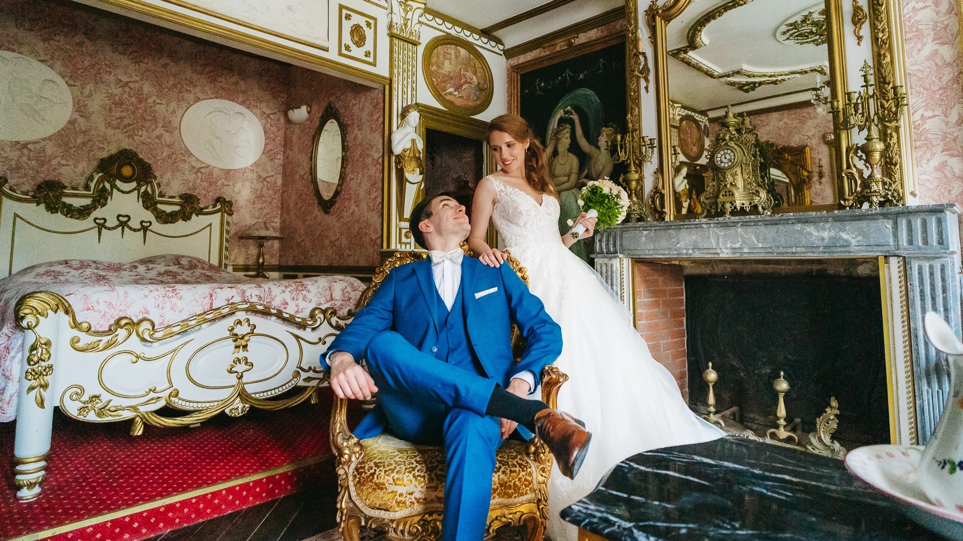 Des mariés dans une chambre du Château de Montaubois dans les Ardennes