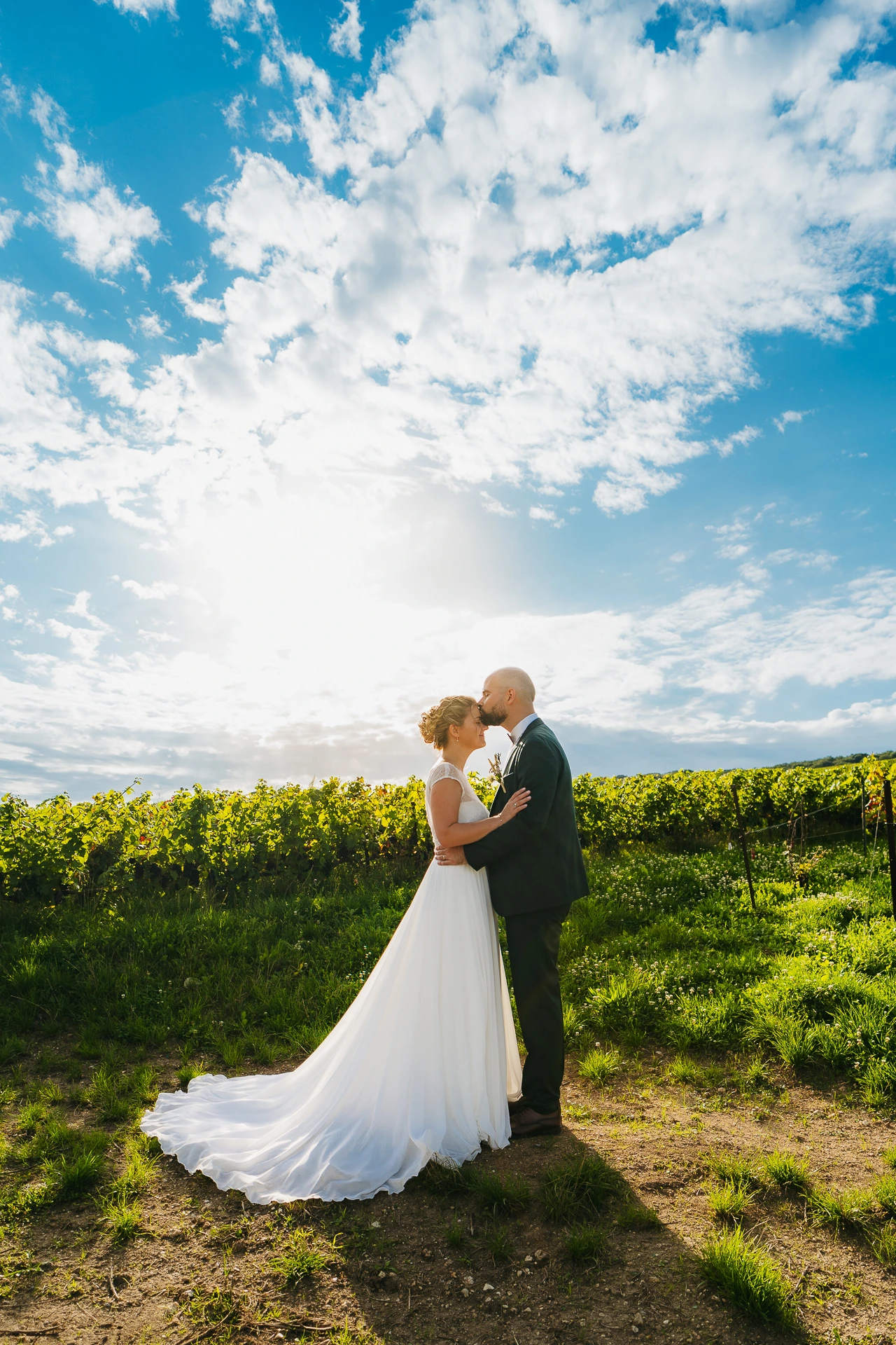 Mariés photographiés lors d'un mariage dans les Ardennes