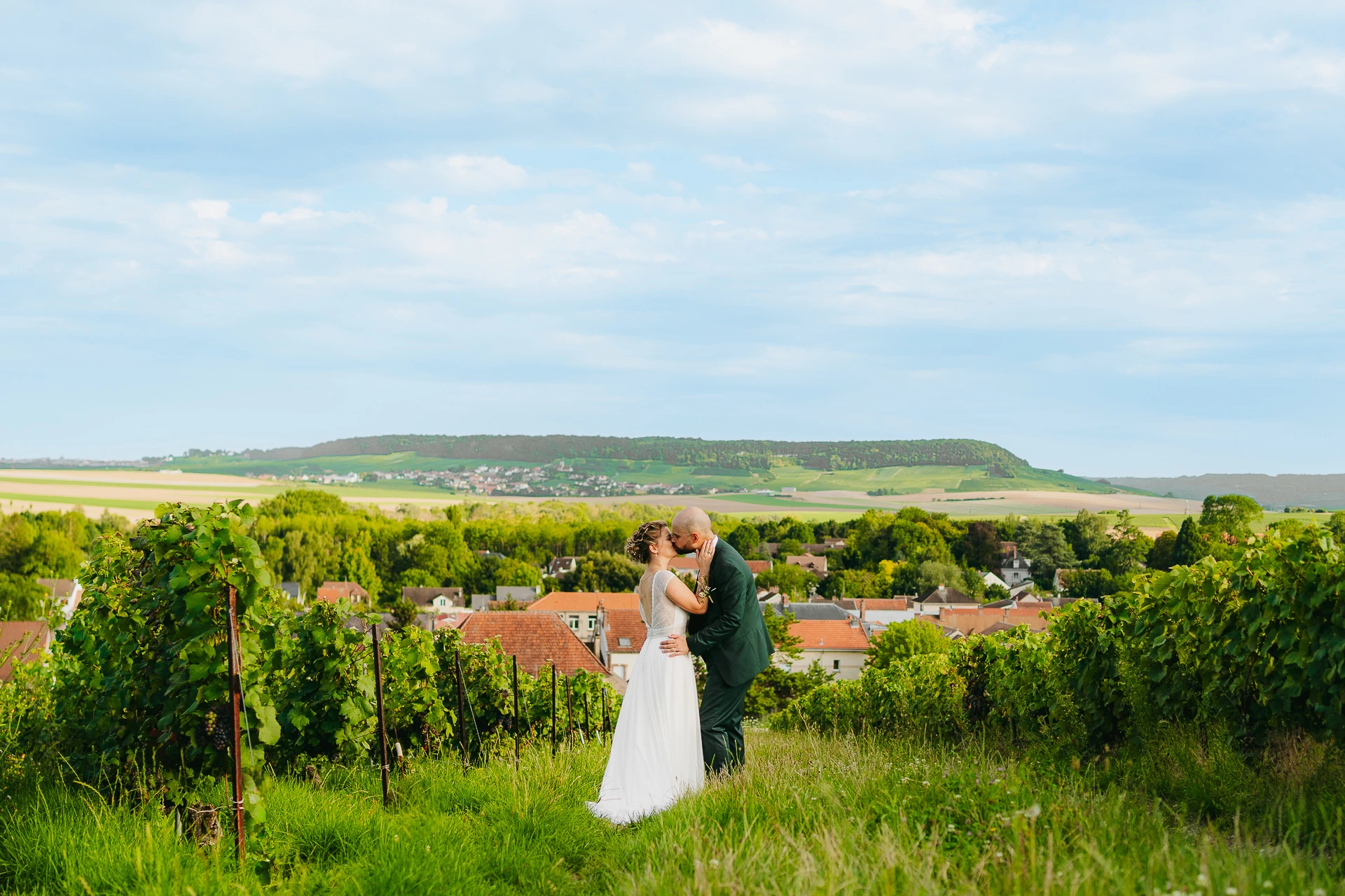 Photographe de mariage capturant un moment entre les mariés