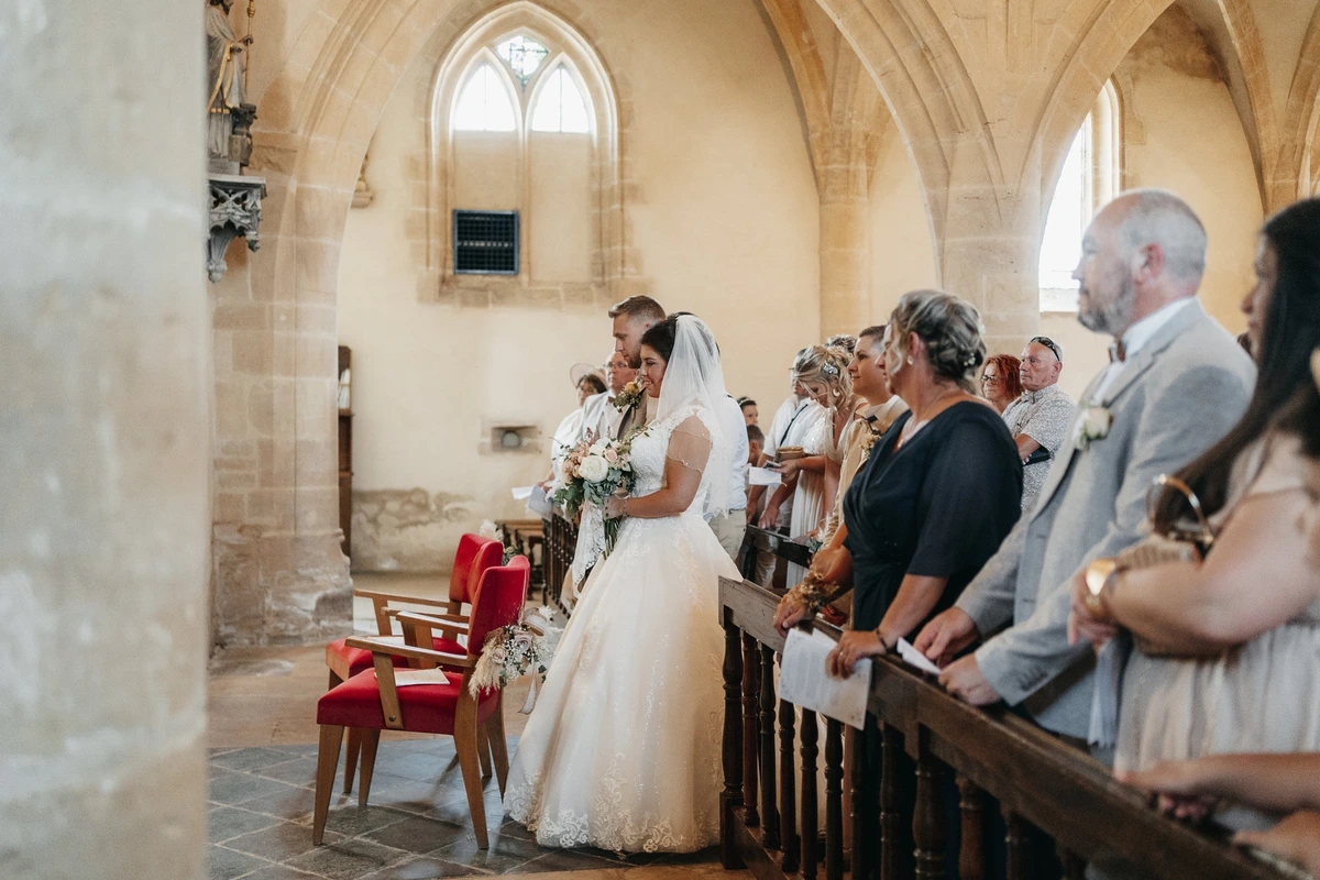 Photographie de mariage : allee eglise