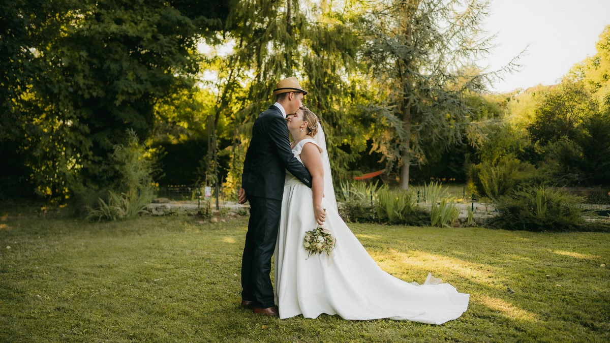 Photographie de mariage : couple jardin
