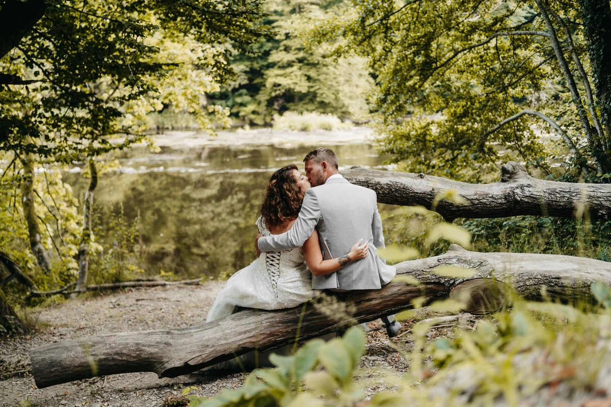 Photographie de mariage : maries rondin bois