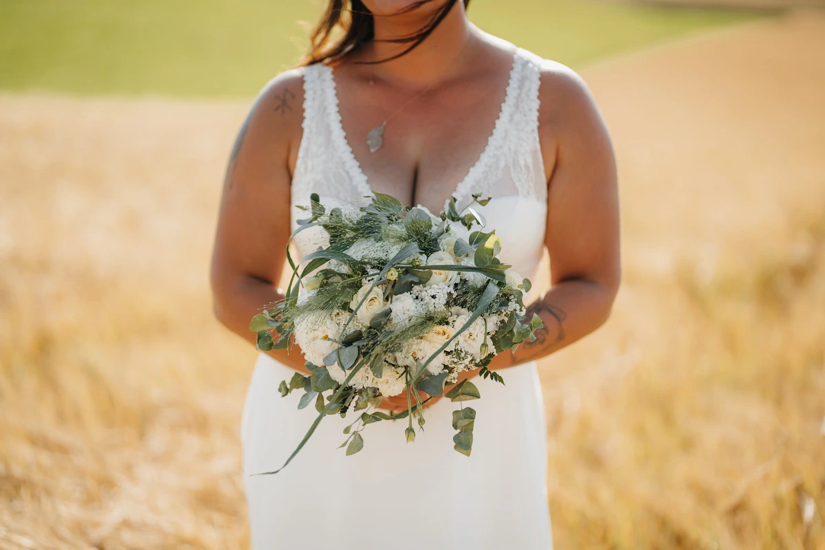 Photographie de mariage : mariee bouquet ble