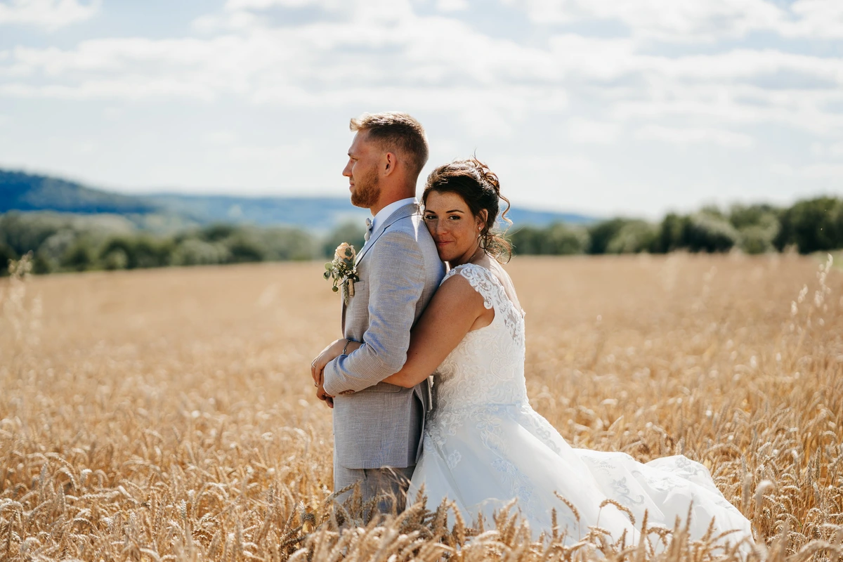Photographie de mariage : maries champ ble 2