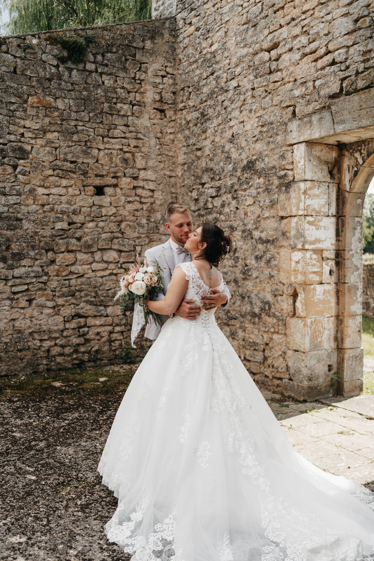 Photographie de mariage : maries batiment pierre