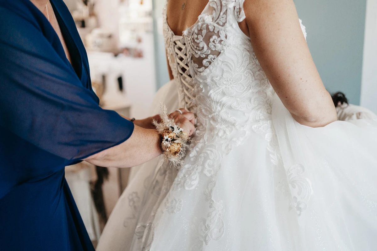 Photographie de mariage : habillage mariee