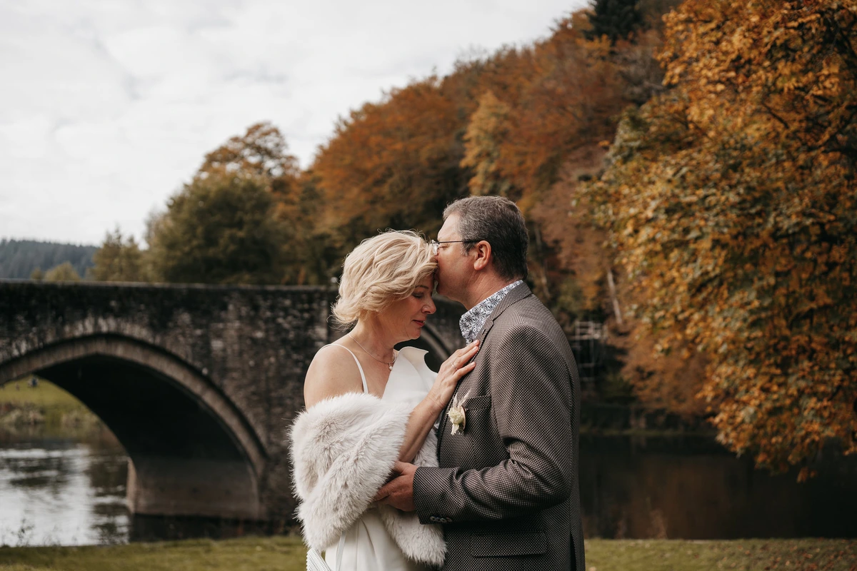 Photographie de mariage : maries pont automne
