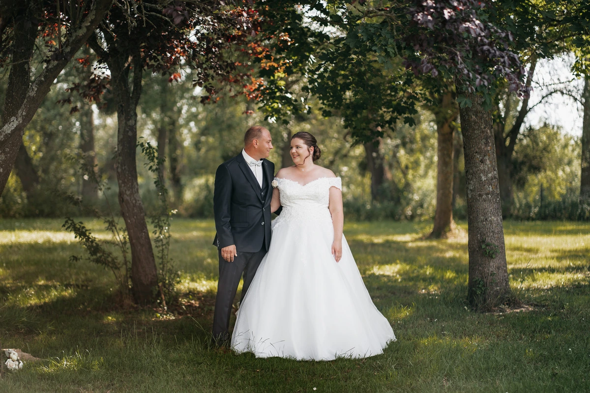 Photographie de mariage : maries arbres champ