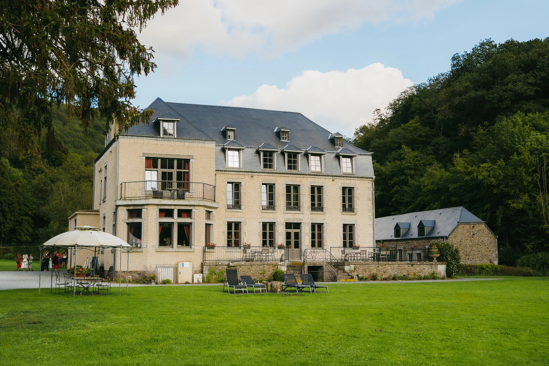 Le domaine Château Le Risdoux et sa pelouse.