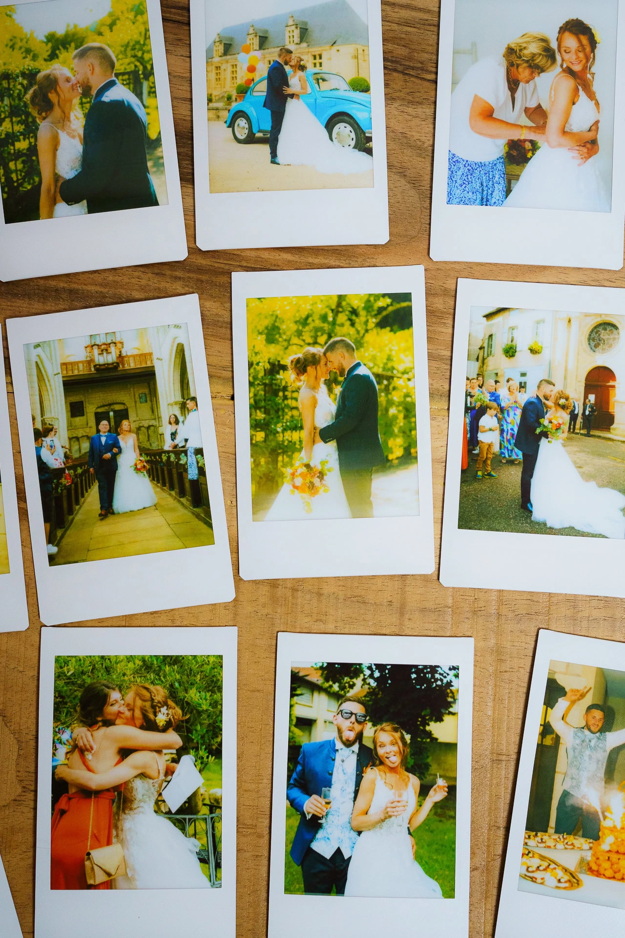 Une collection de neuf photos polaroïd montrant un couple en tenue de mariage à différents moments du jour de leur mariage.