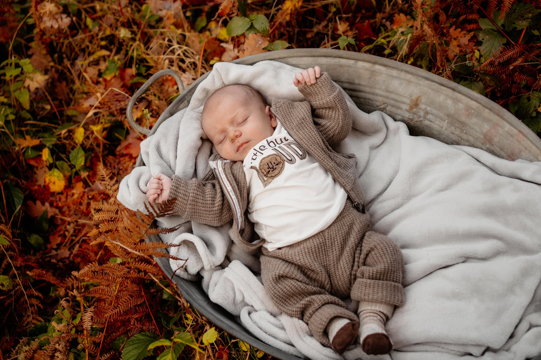 Nouveau-né endormi dans les bras de sa maman