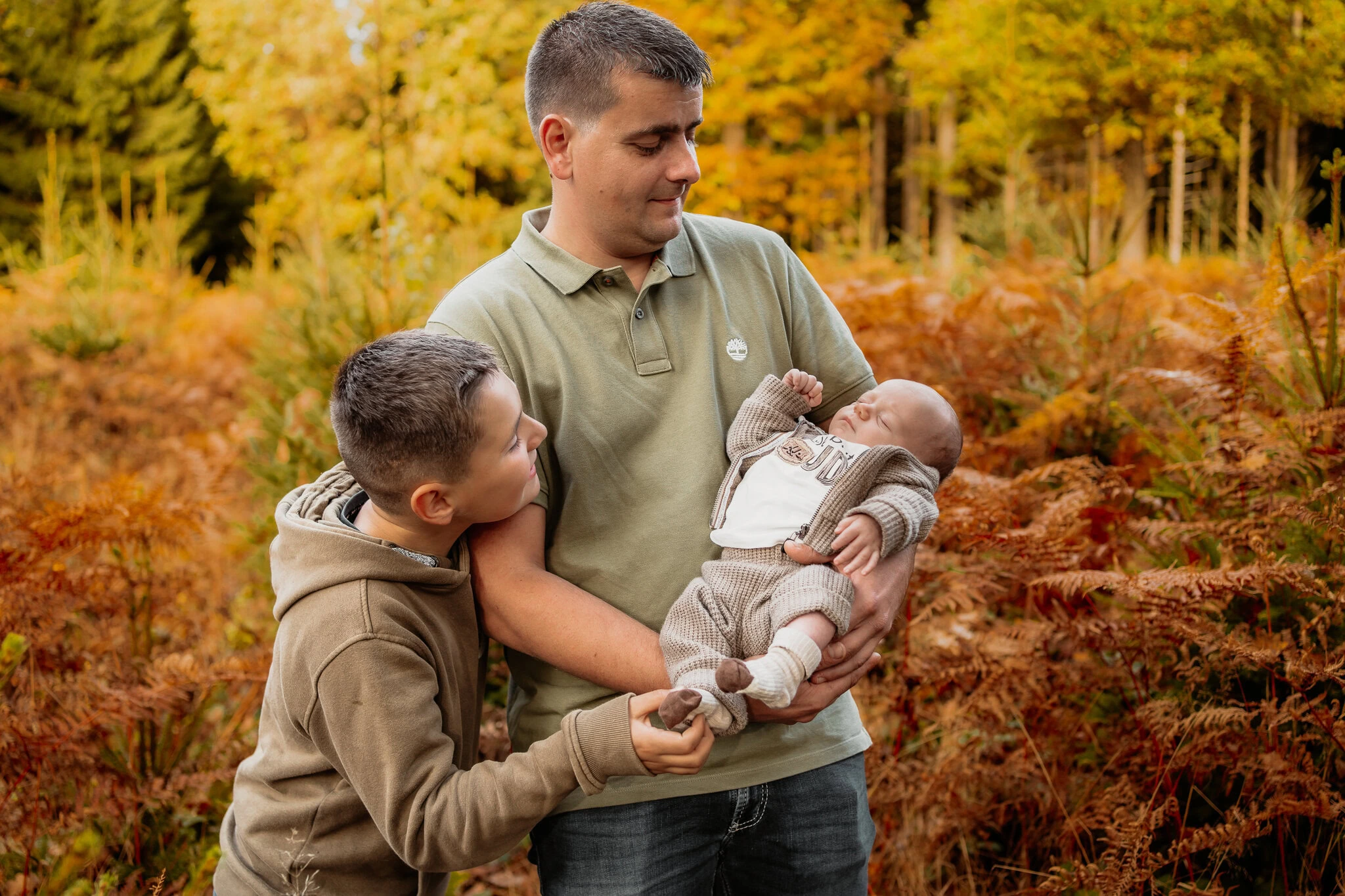 Parents tenant leur nouveau-né avec tendresse