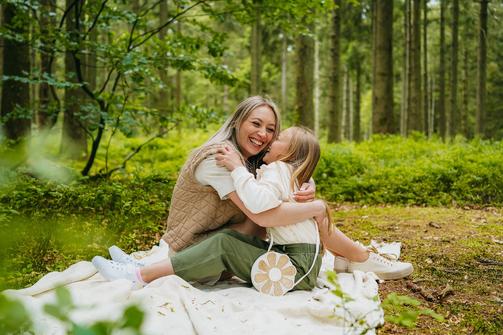 Famille complice posant devant un paysage ardennais