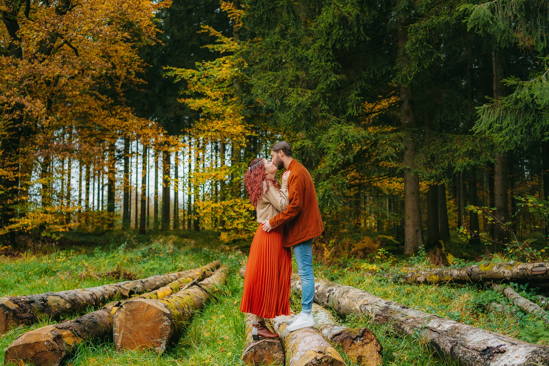 Couple se regardant tendrement dans un champ
