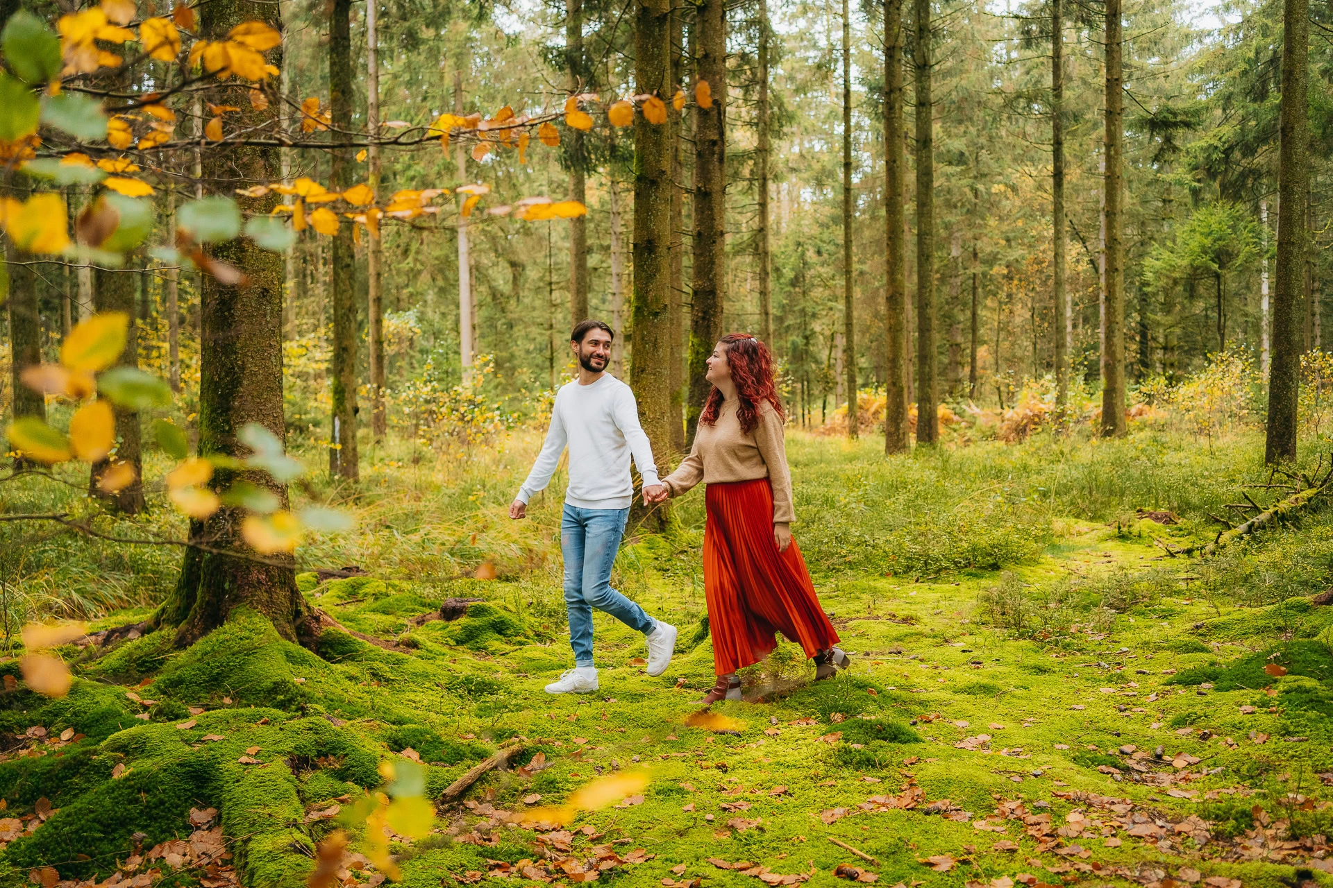 Couple riant ensemble pendant une séance photo