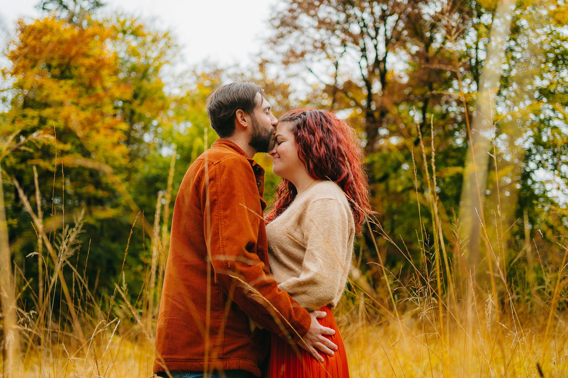 Portrait de couple complice en lumière naturelle