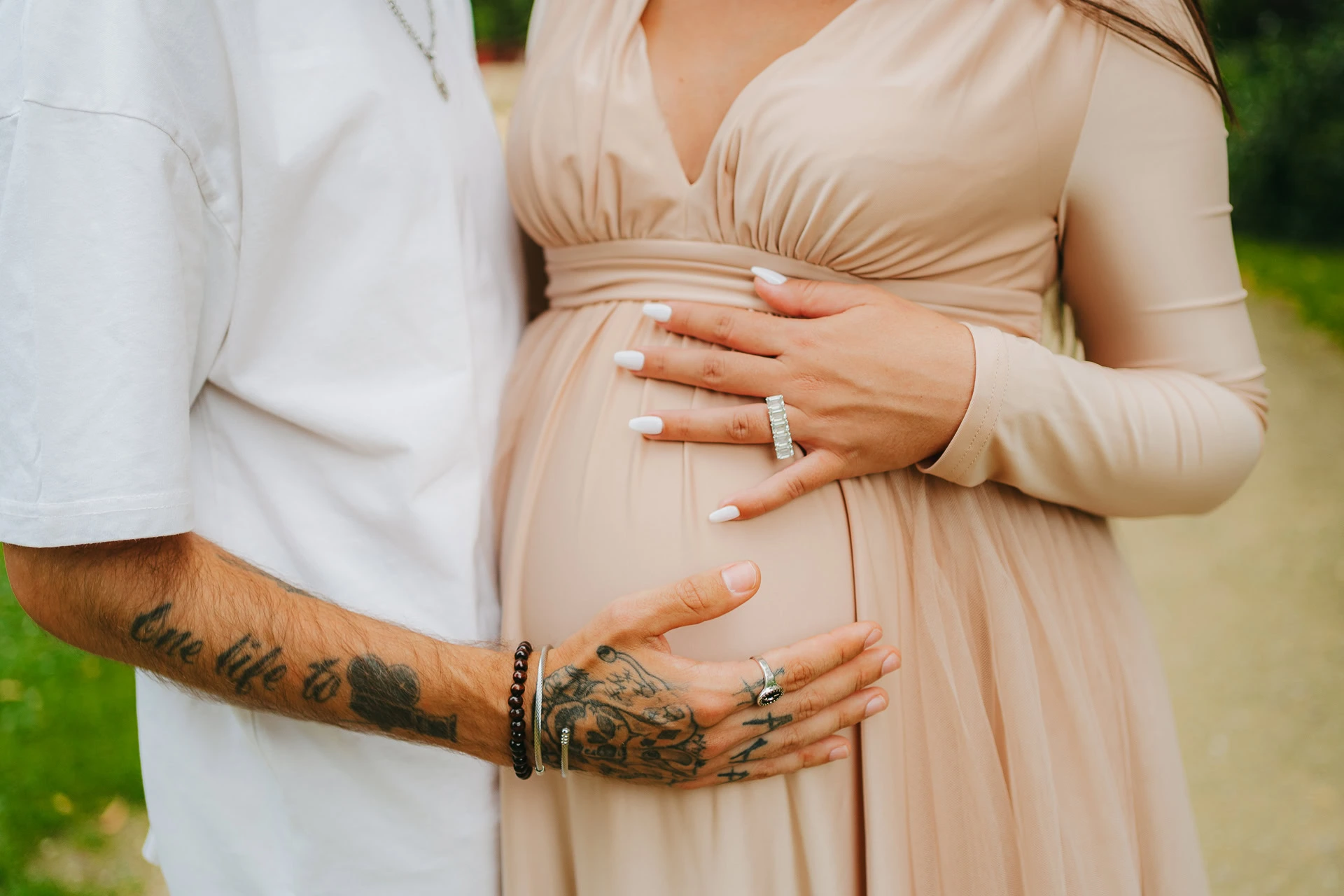 Future maman et son partenaire en extérieur