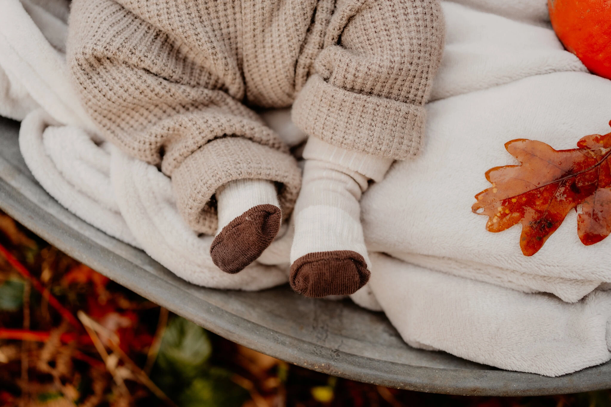 Bébé endormi sur une couverture douce