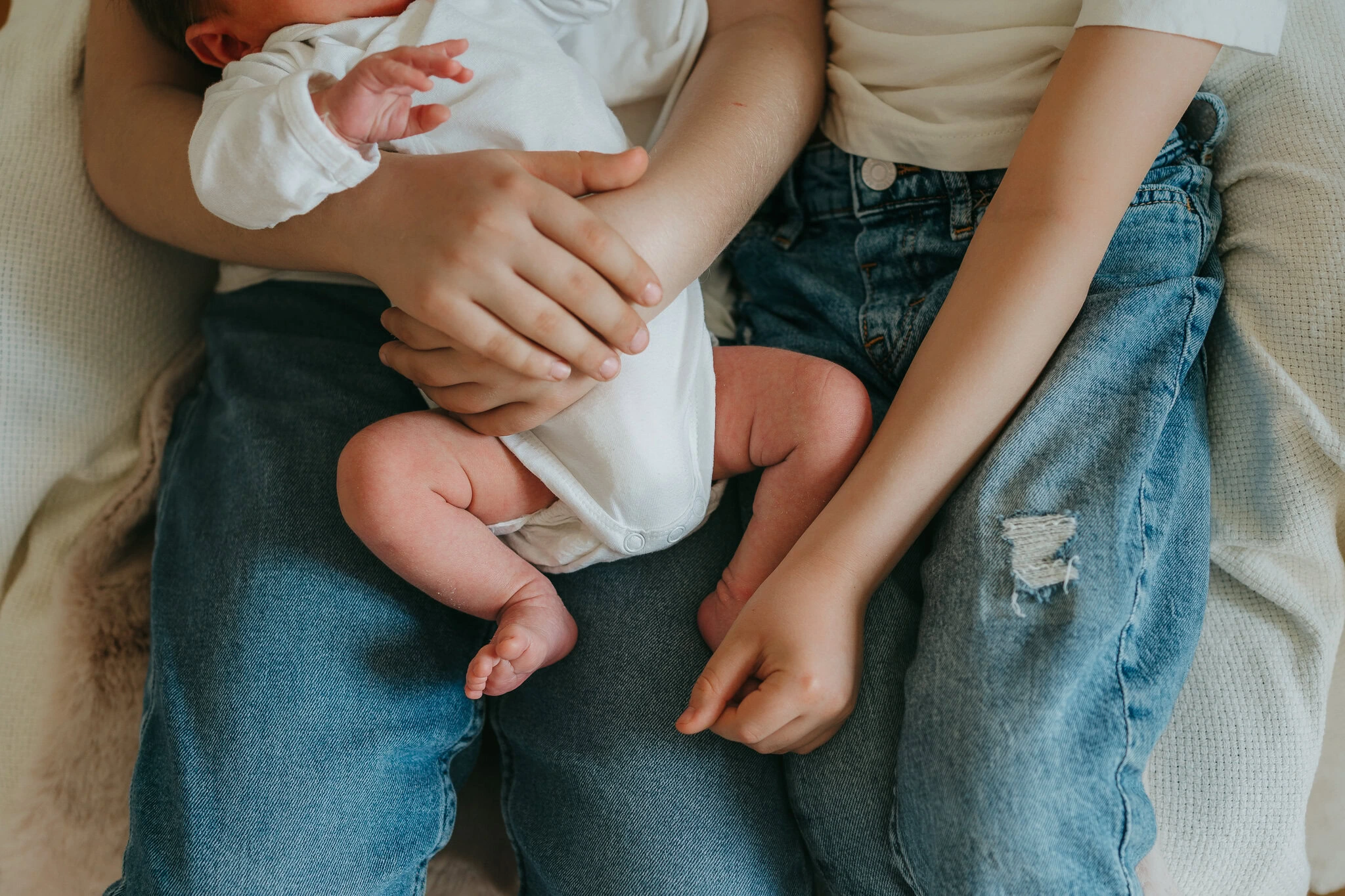 Famille réunie autour du nouveau-né