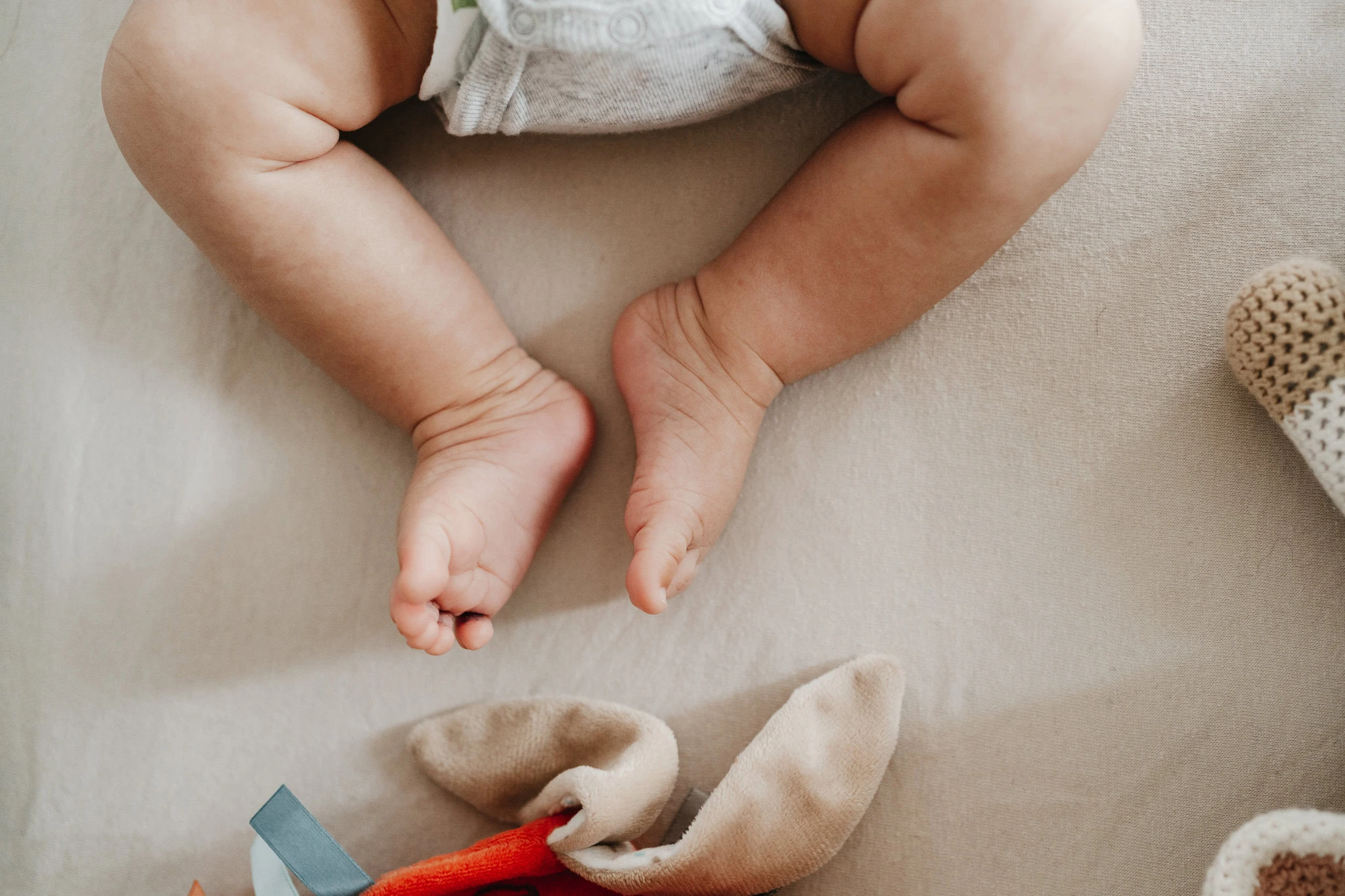 Portrait de bébé en gros plan avec bonnet