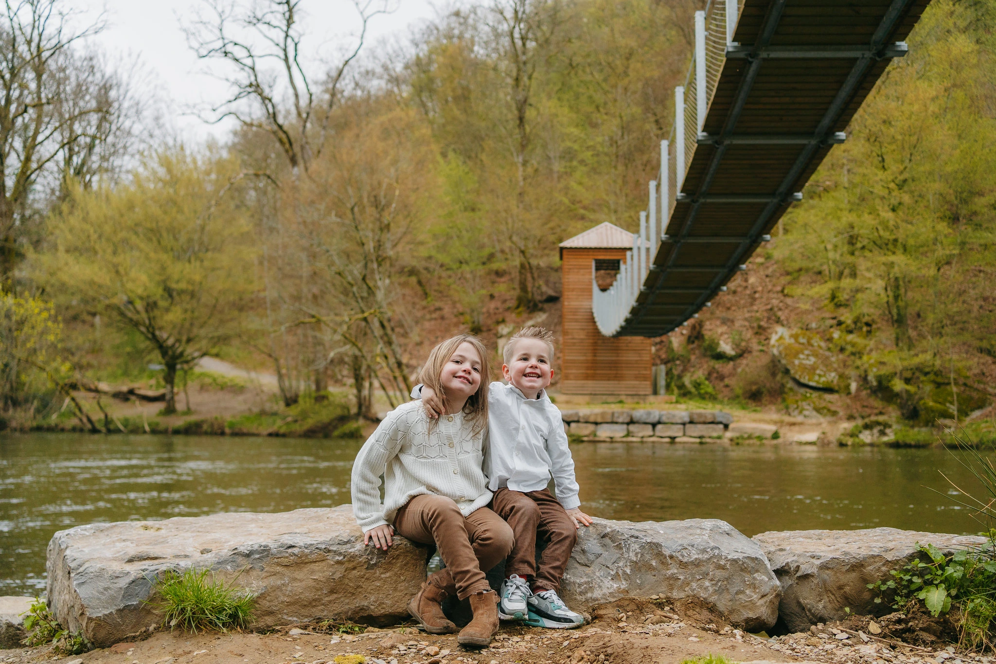 Grands-parents avec leurs petits-enfants en extérieur