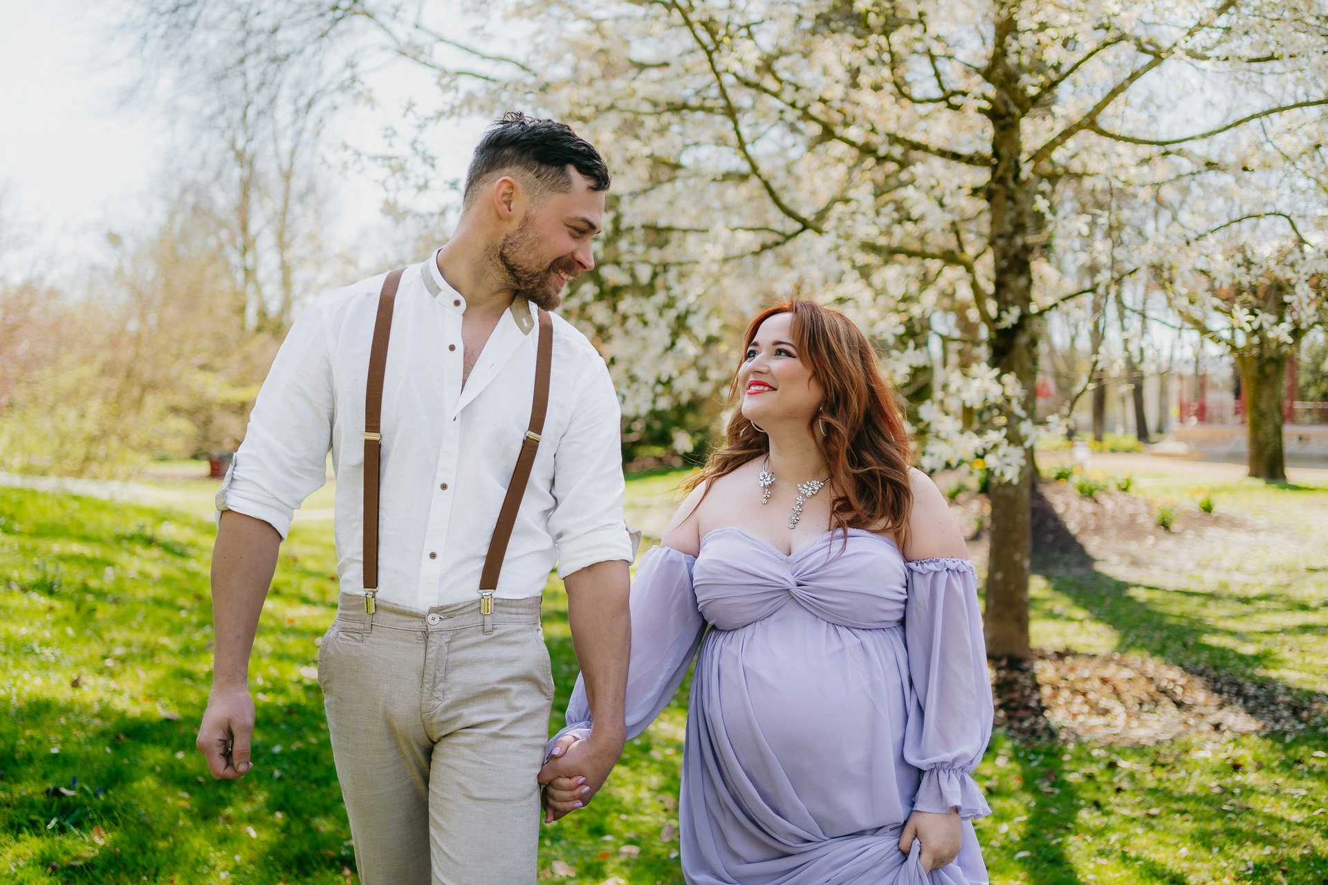 Un couple se tenant la main dans un parc.