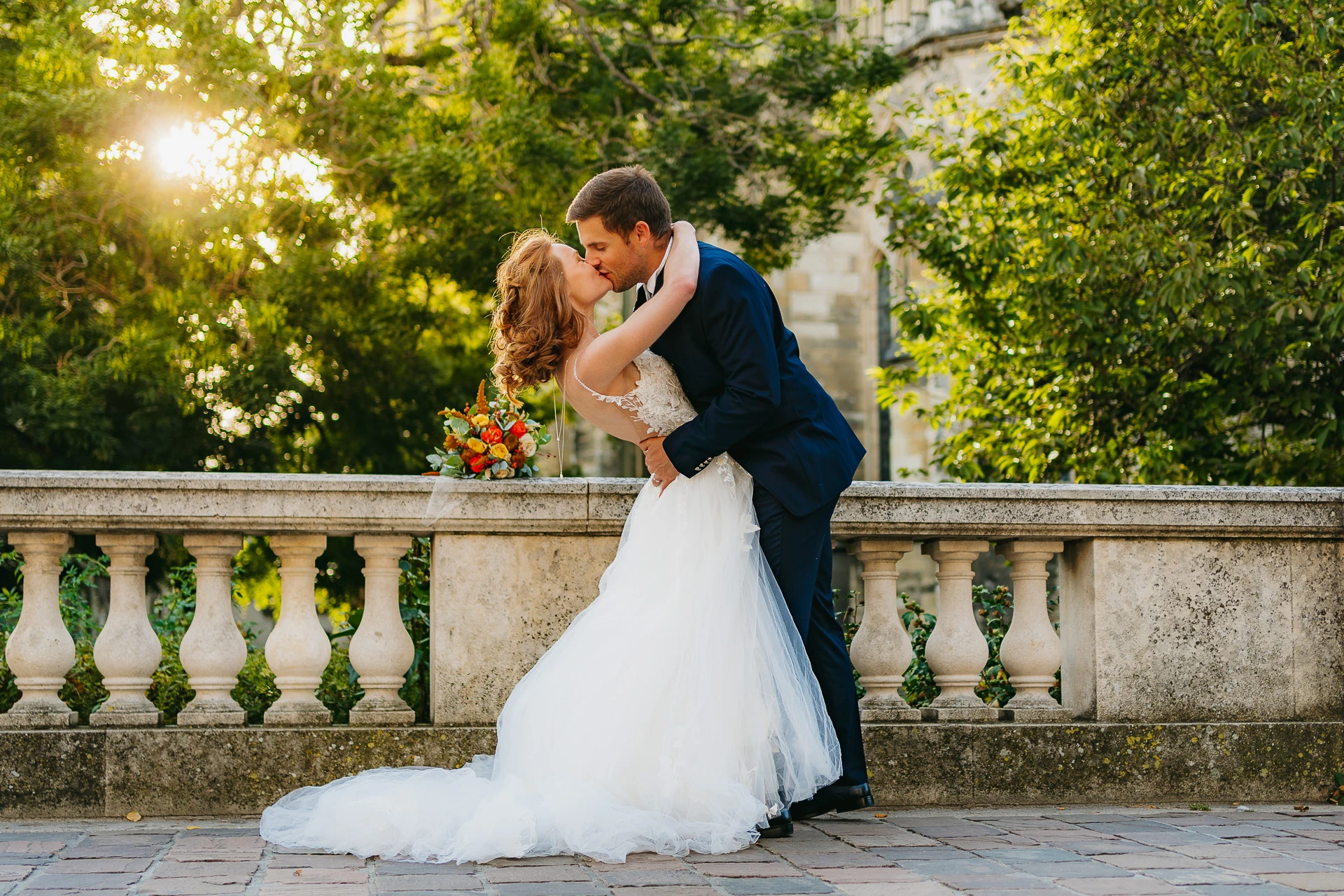 Une mariée et un marié debout l'un à côté de l'autre.
